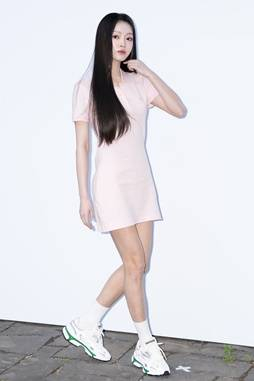 [패션엔 포토] 오마이걸 유아, 여름에 입어야 제멋! 편하고 러블리한 피케 원피스룩