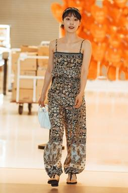 [패션엔 포토] 전소니, 보기만 해도 쿨한 페이즐리 점프슈트룩 '강남 백화점이 들썩' 