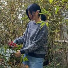 이영애, 집 정원에서 소소한 힐링! 포근한 니트 스웨터 소확행 홈 가드닝룩