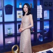 송혜교, 시간이 멈춘 듯! 파리의 푸른 밤을 홀린 겔랑의 여신 클래식 비즈 드레스룩
