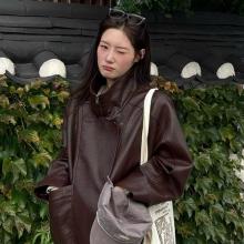 정채연, 가죽의 계절이 왔다! 요즘 대세 배우의 오버핏 레더 재킷 가을 여친룩