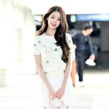 아이브 장원영, 공항의 인간 디올! 화이트 니트 톱과 플레어 미니 청순 프레피룩