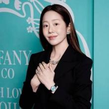 고현정, 블루 속에 빛나는 럭셔리 블랙! 주얼리와 딱 엘레강스 테일러드 슈트룩