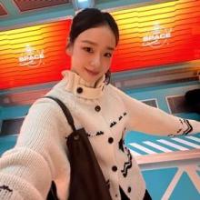 손연재, 육아 잊고 신난 팝업 나들이! 러블리한 하이넥 니트 카디건 나들이룩