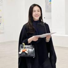 박주미, 전시회에서 빛난 클래식 품격! 청담동 사모님의 우아한 케이프 코트룩