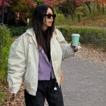 황신혜, 단풍 보다 예쁜 60대의 레이어드! 카디건에 점퍼 툭 찐 꾸안꾸 나들이룩