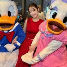 35세 박보영, 미키미니와 춤을! 애니 뚫고 나온 로맨틱 레드 디즈니 프린세스룩