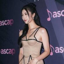 ‘케데헌’ 이재, ASCAP이 들썩! 누드 베이지의 파격 실루엣 입체적 스트랩 드레스룩