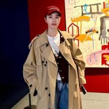 김혜수, 오버핏으로 휩쓸었다! 가을 감성 제대로 전시회 나들이 레이어드 트렌치코트룩