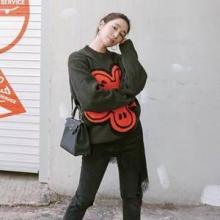 이민정, 10살 아들 엄마의 걸리시한 외출! 찢어진 바지에 캐릭터 니트 동안 데일리룩