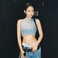 블랙핑크 제니, 자카르타 난리! 팬심 훔친 로우라이즈 투벨트 Y2K 힙스터룩