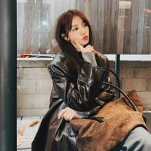 윤은혜, 가죽 재킷 하나로 끝! 늦가을 시크미 폭발 광택 레더 재킷 데일리룩