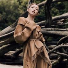 이성경, 이태리 카세르타 왕궁에서 만난 우아한 레이디! 모던 클래식 리조트룩