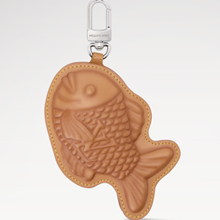 루이비통, SNS 발칵 뒤집은 붕어빵 키링 뭐길래...141만원 가격보고 기절