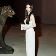 신세경, 이탈리아 로마 홀린 청순 글래머...숨막히는 미니멀 럭셔리 드레스룩 자태