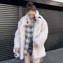 강민경, 훗카이도 찬바람 뚫은 하의실종! 몽글몽글 퍼 코트 하의실종 데일리룩