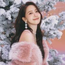 소녀시대 윤아, 동화 뚫고 나왔나? 겨울 밤 물들인 핑크 퍼 로맨틱 홀리데이룩