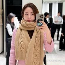 정순주 아나, 머플러야 스웨터야? 니트에 올인 케이블 머플러로 끝낸 나들이룩