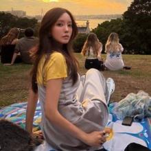 효민, 로맨틱 실크 슬립! 시드니 하버 뷰 노을과 찰떡 오버핏 뷔스티에 피크닉룩