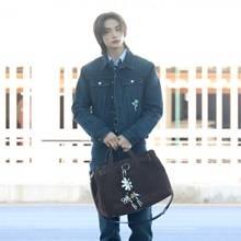 스트레이 키즈 현진, 조각같은 비주얼...클래식한 청청패션 설레는 패션위크 출국길