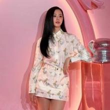 블랙핑크 지수, 벌써 봄을 입었네! 봄의 요정같은 활짝 핀 꽃무늬 투피스룩