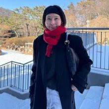 김나영, 겨울 패션도 한 끗 차이! 레드 머플러와 헤어밴드로 포인트 패셔니스타의 코트룩