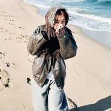 윤은혜, 바닷바람에 얼얼! 그래도 얼죽아 “사랑해” 레더 재킷 낭만 바닷가 산책룩