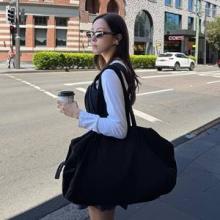 효민, 뭘 입은 거야? 시드니 접수한 잇걸 슬리브리스 톱 레이어드 스트릿룩