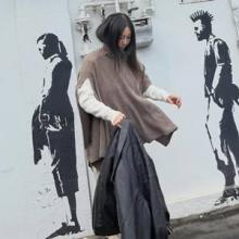 황신혜, 오늘은 케이프 하나로 충분! 레더 재킷 벗어 던진 가벼운 봄 데일리룩