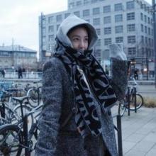신예은, 유럽에서 마지막 얼죽코! 머플러와 후드로 꽁꽁 싸맨 헤링본 코트 여행룩