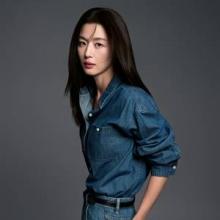 전지현, 40대 청청을 멋지게 입는 방법! 하이웨이스트에 롤업 셔츠 ‘데님 온 데님’ 룩