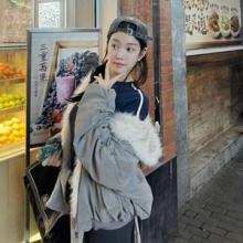 이유비, 속과 겉이 극과 극! 반팔 티셔츠에 퍼 재킷 반전 레이어드 여행룩