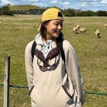 설현, 뉴질랜드 초원의 순수 미모! 자연과 닮은 꾸안꾸 후디 아노락 내추럴 여행룩