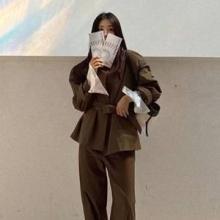 박하선, 현대 예술에 맞춘 절제된 품격! 미니멀 브라운 슈트 전시회 나들이룩