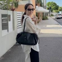 정려원, 호주에서 엄마와 미니멀 라이프! 여유있는 루즈핏 스트라이프 셔켓 산책룩