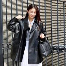 이시영, 봄 코디 제대로다! 블랙 레더에 화이트 스커트 블랙&화이트 레이어드 나들이룩