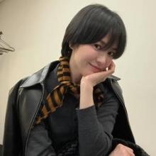 송혜교, 요즘 즐겨 입는 애정템 뭐? 레더 재킷으로 뽐낸 숏컷 미녀의 데일리룩