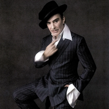 자라, 꾸띄르의 전설 '존 갈리아노'와 파트너십...2년간의 장기 계약 내막은?