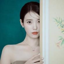 아이유, 한 폭의 미인도! 주얼리와 아름다운 맵시 오프숄더 주얼리 드레스룩