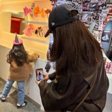 최지우, 6살 딸과 소소한 일상! 니트 카디건과 레더 재킷으로 끝 꾸안꾸 데일리룩