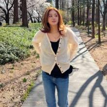 강소라, 육아 해방 벚꽃 나들이! 심플하게 툭 시스루 카디건 벚꽃 산책룩