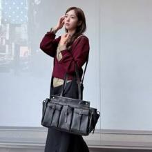 채수빈, 봄 청순녀의 선택! 핫레드와 베이지 니트&셔츠 꿀조합 레이어드 외출룩