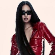 블랙핑크 제니, 선글라스 하나로 올킬! 레더 재킷과 완벽 아이웨어 걸크러시룩