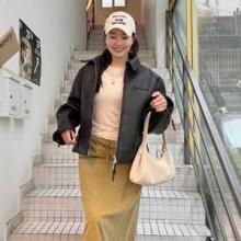 류이서, 비 속에 꺼내 입은 롱 스커트와 크롭 레더 재킷! 슬림하게 떨어지는 내추럴 데이트룩