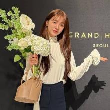 윤은혜, 러블리한 5월의 하객! 멋과 품격 다 챙긴 화이트 리본 하이넥 블라우스 하객룩