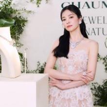 송혜교, 시스루를 입은 듯! 하이 주얼리와 은은한 누드 톤 로맨틱 미니 드레스룩