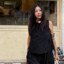 황신혜, 정장 같은 올 블랙 민소매! 세월 비켜간 60대 패셔니스타의 박시한 섬머룩
