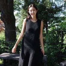 유이, 이렇게 우아했나? 플리츠 A라인 실루엣 블랙 민소매 원피스 섬머룩