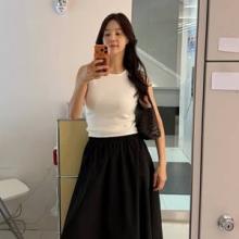 한지혜, 흑백의 모노 톤 자연스런 비율! 민소매와 롱 스커트 슬림 데일리룩