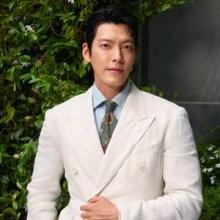 김우빈, 밀라노 사로잡은 신사의 품격! 화이트 린넨 셋업 테일러드 슈트룩